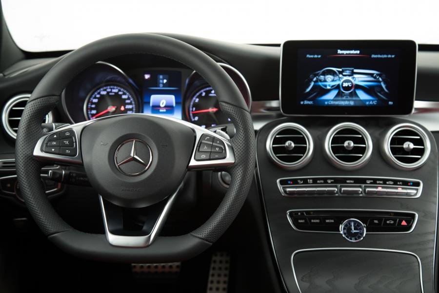 Панель приборов Mercedes-Benz C300 Sport 2017 года  (LA) (фото 21 из 34)